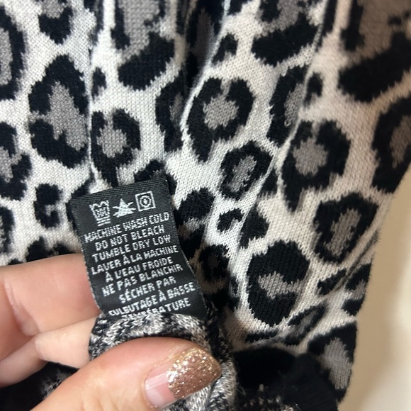 Parkhurst, Large, black and white cheetah print 100% cotton, made in Canada - Picture 7 of 8